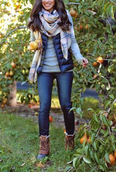 Scarf Adrette Outfits, Scarf Vest, Burberry Coat, Casual Preppy Outfits, Preppy Outfit