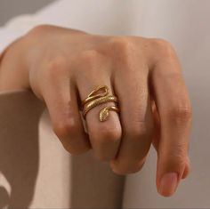 Embrace the fearless spirit of the serpent and let this ring elevate your fashion game to new heights. Snake Ring Gold, Queen Rings, Serpent Ring, Type Style, Geometric Type, Shape Geometric, Ringe Gold, Female Style, Trendy Ring