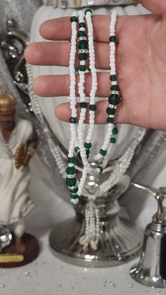 "Eleke de obatala con camino Alaguema 23\" Pulgadas de cuello  a estómago de largo." White Beaded Mala For Puja, White Beaded Necklace For Puja, White Spiritual Beads For Festival, White Hand-strung Jewelry For Puja, Hand-strung White Jewelry For Puja, Adjustable White Necklaces For Puja, White Spiritual Jewelry For Puja, White Beaded Necklaces For Puja, Adjustable White Jewelry For Puja