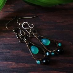 Black Wire Earrings, Wire Jewelry Patterns, Diy Jewelry Making Tutorials, Framed Jewelry, Wire Jewelry Making, Hammered Earrings, Wrapped Earrings, Handmade Jewelry Tutorials, Earring Ideas