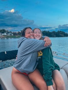 Friend Lake Pictures, Lake Instagram Pictures With Friends, Boat Photoshoot Ideas Friends, Lake Day Pictures Best Friends, Cottage Pictures With Friends, Summer Boat Pictures, Lake House Pictures With Friends, Cottage Instagram Picture Ideas, Cute Boat Pictures With Friends