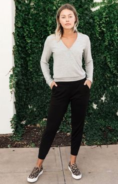 Black Joggers Outfit, Jogger Outfits, Joggers Outfit Women, Jogger Outfit, Wfh Outfits, Jogger Pants Outfit, Look Office, Wardrobe Goals, Winter Closet