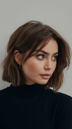 Short Haircuts For Women With Curtain Bangs, Short Hair With Long Side Bangs, Long Curtain Bangs Bob, Cute Chin Length Haircut, Short Haïr Cut For Women, Short Hair Frame Face, Gracie Abrams Bob Cut, Mid Bob With Curtain Bangs, Different Bob Haircut