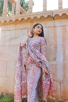 Are you insane to buy India's best Women's clothing online? It's a perfect place to shop Kurta, Kurta set, Suit set, Night wear, Kaftans, Nursery print night suits, Handblock night suits, Unstitched dresses and more. Indian Wear Poses Photography, Kurti Photo Poses, Kurti Aesthetic Poses, Kurti Poses, Kurti Casual, Ootd Photoshoot, Snapchat Photo, Cotton Suit Designs, Dress Pics