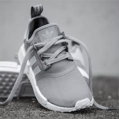 Gray Adidas Shoes, Gray Tennis Shoes, Adidas Women Fashion, Gray Adidas, Feminine Outfits, Sneaker Trend, Mode Tips, Gray Shoes