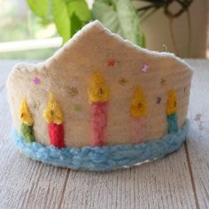 I tried to design a simple and elegant birthday crown with wool felt. I can prepare it with colored wool candles in colors suitable for your birthday concept. It is made entirely of wool. The back of the crown feels nice on the body. The crown can be secured with satin ribbon. Suitable for heads of all sizes, from baby to teenage girl. I will write your child's age on the crown. Please write me his age. I can make a crown in any other color. Felt Crown Pattern, Diy Waldorf Toys, Felt Birthday Crown, Waldorf Crown, Candle Crown, Birthday Concept, Make A Crown, Felt Crown, Crown Pattern