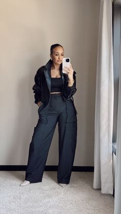 all black outfit that is a black cropped leather jacket, black tank and black cargos paired with neutral shoe Casual Night Out Outfit, Women's Cargo Pants, Black Wear, Casual Glam, Fall Fashion Trends Women, Casual College Outfits, Cargo Pants Outfit, Adidas Track Pants, Black Cargo Pants