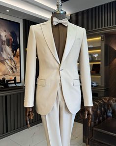 This men's beige tuxedo suit is a must-have for any modern gentleman's formal wear collection. When you want to make a stylish entrance at your next event, this stunning slim-fit beige blazer will help you do just that. Crafted from high-quality materials, this single-breasted tuxedo jacket is fully lined and features two exterior pockets. Perfect for formal occasions, this tuxedo ensures you look sharp and confident, offering great versatility and a flattering fit for your body. Remarks : Dry C Beige Tuxedo, Plus Size Groom, Mens Suit For Wedding, Slim Fit Groom Suit, Suit Beige, Tuxedo Prom, Formal Wedding Suit, Tuxedo Colors, Suit For Wedding