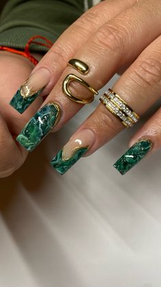 Jhene Aiko Concert Nail Ideas, Green And Gold Toenails, Jade Inspired Nails, Green Fall Nails Ideas, Cute Green Acrylic Nails, Nail Ideas Green And Gold, Nails Art Vert, Green And Gold Nails Ideas, Nail Designs Green And Gold