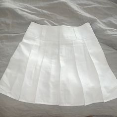 White Pleated Tennis Skirt With Belt Loops And Side Zipper. New Without Tags White High Waist Solid Color Skort, White High Waist Skort, White High-waist Skort, White Solid Color Mini Skirt For Spring, Spring White Solid Color Mini Skirt, White High-waist Pleated Skirt, White Pleated High Waist Skirt, White Solid Color Summer Skort, Classic Mini Skirt Skort For Summer