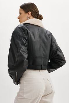 Doté d'éléments motards classiques et de détails inattendus tels que des épaulettes et des manches bouffantes, notre blouson motard le plus vendu bénéficie s'est refait une beauté pour l'hiver avec un col sherpa peluché pour une silhouette douillette et toute chaude. Avec sa coupe oversize caractéristique, il est conçu pour se superposer facilement à des pulls épais et à plusieurs couches. Leather And Sherpa Jacket, Sherpa Moto Jacket, Luxury Classic Shearling Biker Jacket, Black Shearling Biker Jacket With Padded Collar, Shearling Biker Jacket With Zipper Closure, Womens Black Leather Jacket, Collar Leather Jacket, Pleated Sleeves, Cropped Leather Jacket