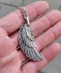 German ENGELSRUFER Angel Whisperer Silver 925 Wing Pendant Necklace RETIRED , first edition pendant Marked : ENGELSRUFER 925 (RM) Weight 14.5 gr Pendant size without ring for chain 47x20 mm ( SIZE L ) Sterling chain length 60 cm or 23.6" ( not short ) Your personal lucky charm - this wing pendant provides the optimal basis for individual design options. The protective wing envelops you in infinite security. The piece of jewellery convinces by the multitude of small details. PLEASE NOTE Vintage J