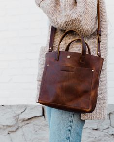 leather - handmade - bags - handbags - purses - transport tote - crossbody tote - leather crossbody - leather tote - women's fashion - women's handbags - women's purses - easter - mother's day - gifts for mom - accessories - outfit inspo - outfit inspo with leather tote - outfit with leather purse - full grain leather - spring outfits - pnw - wanderlust - fashion - style - portland - best places of portland - style trends 2020 - fashion 2020 - perfect tote - cognac - what to wear Sac Diy, Crossbody Tote, Cute Bags, Mini Crossbody, Fashion Mode, Leather Handbag, Look Fashion, Leather Tote, Leather Crossbody