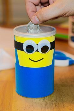 Minions Crafts, Minion Snacks, Minions Working, Diy Coin Bank, Minion Classroom, Drum Craft, Lego Basic