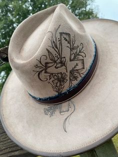 Custom burned hat Cowboy Hat Burn Design, Hat Bar Ideas, Diy Cowboy Hats, Hat Burning Ideas, Hat Making Ideas, Burnt Hats