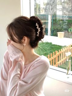 Pink Aesthetic Korean, Douyin Hair, Pink Ulzzang, Academia Hairstyle, Hair Jewerly, Aesthetic Korean, Beautiful Curly Hair, Classy Photography