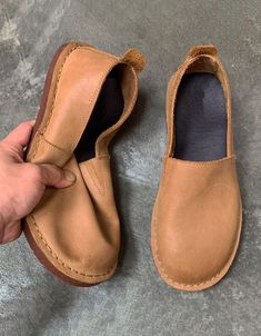 Slip-on Handmade Leather Retro Flats for Men — Obiono Handmade Leather Shoes, Chunky Heels Sandals, Barefoot Shoes, Leather Slippers, How To Make Shoes, Diy Shoes, Winter Boots Women, Womens Sandals Flat, 가을 패션