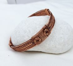 Man bracelet made with braided copper wire and hammered. Your partner's birthday is coming up and you don't know what to give him? Do you want to give a special gift to a family member or friend this Christmas? I propose this elegant and original bracelet. This bracelet has been designed and handmade by me with 1.5 mm copper wire. I braided 3 copper wires which I then forged and moulded to create a copper bracelet for a heavy but comfortable man. I have also aged the bracelet to highlight the wr Greek Goddess Bracelet, Mens Copper Bracelet, Ancient Greek Goddess, Goddess Bracelet, Twist Jewelry, Wire Wrapped Jewelry Diy, Diy Jewelry Inspiration, Arm Bracelets, Wire Jewelry Designs