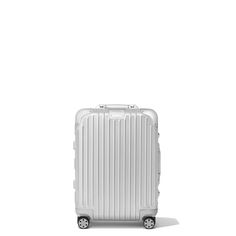 Crafted from high-end anodized aluminum, RIMOWA Original is an iconic luggage design, instantly recognizable with its sleek lines and signature grooves. Within a vast range of sizes, find your trusted and durable companion for your business and leisure travels. Ideal for 3 to 4 days of travel, the RIMOWA Original Cabin in silver features several ingenious functionalities: - Stage-free telescopic handle - RIMOWA Multiwheel® System - TSA-approved locks - Flex Divider Includes a complimentary leath Rimowa Luggage Carry On, Olympic Airlines, Luggage Design, Rimowa Luggage, Air Transat, Cebu Pacific, China Airlines, Air China, Cabin Suitcase