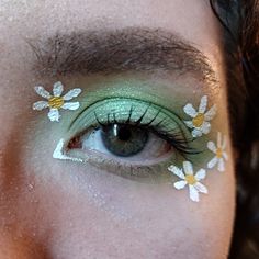 #kynzkreations #makeup #makeupoftheday #makeuplover #eyeshadow #eyes #eyemakeuptutorial #flowers Daisy Eye Makeup, Flower Eyeshadow Looks, Last Minute Halloween Makeup Ideas, Flower Eyeshadow, Last Minute Halloween Makeup, Daisy Makeup, Halloween Makeup Look, Oopsie Daisy, Floral Makeup