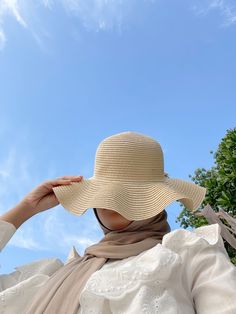 Ootd Hijab Ke Pantai, Blue Sky Aesthetic, Beach Hijab, Beach Aesthetic Outfits, Ootd Beach, Cute Beach Outfits, Ootd Poses, Sisters Photoshoot Poses