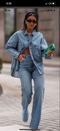 Denim Chic Aesthetic, Spring Summer Runway 2023, High Waisted Jeans Street Style, Spring Outfits 2023 Street Style, Fw Street Style 2022, Early Spring Street Style, Street Style Vogue, Denim Outfits For Women 2023, White Collar Button Up Outfit