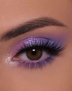 Hoco Makeup Ideas For Purple Dress, Prom Makeup For A Purple Dress, Too Faced That's My Jam Looks, Mal From Descendants Makeup, Lilac Wedding Makeup, Make Up Morado, Makeup Lila, Lilac Eye Makeup, Purple Wedding Makeup