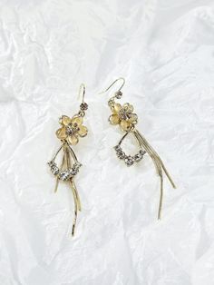 ✧ Perfect as a gift for loved ones or a stunning addition to your jewelry collection, the Elegant Long Floral Tassel Earrings are a versatile accessory that brings beauty and grace to any occasion. Embrace the blend of delicate florals and flowing tassels, and let these earrings become your go-to choice for a touch of refined charm. ✧ This listing is for a pair of earrings. ✧ Material: 925 Sterling Silver covered with Gold plating. ✧ Size: 7 cm. ✧ All jewelry comes in individual and careful pack Elegant Drop Earrings For Mother's Day, Gold Earrings For Mother's Day Party, Metal Earrings With Flower Charm For Party, Metal Party Earrings With Flower Charm, Flower Charm Earrings For Mother's Day Anniversary, Flower Charm Earrings For Anniversary On Mother's Day, Flower Charm Earrings For Anniversary And Mother's Day, Mother's Day Single Drop Earring, Party Flower Charm Dangle Earrings