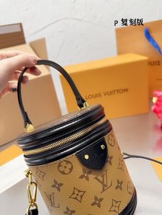 BRC Fashion Lu-Vi Bags - 14956 A+ Excellent Quality copies; Contact us if you've any questions in your mind. Hermes Bags, Branded Handbags, New Instagram, Luxury Accessories, Cute Bag, Christmas Sale, Prada Bag, Grade 1, Exclusive Collection