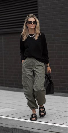 Black Cargo Joggers Outfit, Black Joggers Outfit Women, Gi Outfit, Cargo Joggers Outfits, Black Joggers Outfit, Joggers Outfit Women, Outfit Curvy, Athleisure Pants, Cargo Pants Outfit