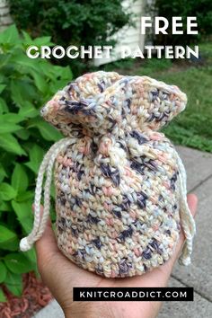 Crochet drawstring pouch pattern, great crochet gift ideas. It's super fun and easy to make, perfect for beginners. Crochet Gift Pouch, Fun Fast Crochet Projects, Crochet Cotton Bag Free Pattern, Cute Crochet Gifts Ideas, Crochet Gift Bag Pattern Free, Crochet Gift Pouch Free Pattern, Crochet Drawstring Purse Pattern Free, Crocheted Drawstring Bag Pattern Free, Small Crochet Gifts For Women