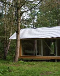 a small cabin in the middle of some trees