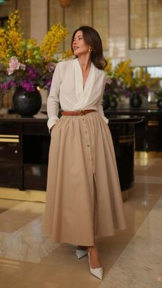 Visual moderno e modesto!#modesty  #moda #saia #feminina   #look Outfit Elegantes, Fashion Fail, Trendy Fall, Modest Fashion Outfits, Style Mistakes, Elegant Outfit, Work Fashion, Modest Outfits