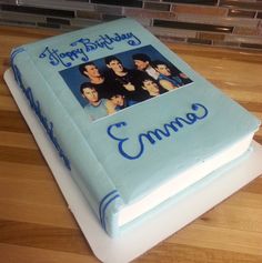 a sheet cake with an image of the cast of tv soap opera friends on it