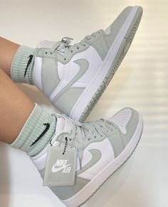 Wallpaper Nike, Women Tips, Trendy Shoes Sneakers, Nike Shoes Girls, Basket Style, Jordan Shoes Girls