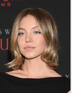 Dark Blonde Highlights Short Hair, Meredith Grey Season 3 Hair, Amanda Seyfried Bangs, Sandy Blonde Balayage Short Hair, Drew Barrymore Hair Short, Blonde Bob Lowlights, Dark Blonde Hair Bob, Dark Blonde Bob Hairstyles, Shoulder Length Dark Blonde Hair