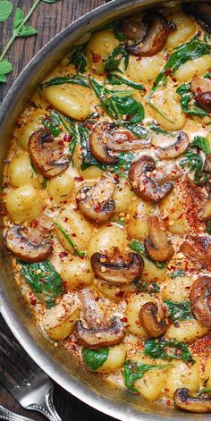 Creamy Spinach and Mushroom Gnocchi with Garlic and Smoked Paprika Cream Sauce in a stainless steel pan. Vegetarische Diners, Spinach Tomato, Mushroom Recipe, Tasty Vegetarian Recipes