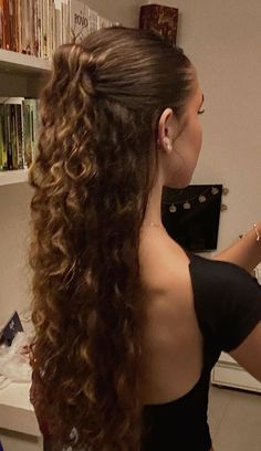 #hairstyle #aesthetic #cute #hairstyleforwoman Receding Hair, Jeremy Lin, Hairstyles Ponytail, Curly Hair Styles Easy, Hairdos For Curly Hair, Wavy Curly Hair, Curly Hair Inspiration