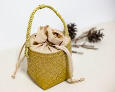 Introducing our handmade straw handbag, the perfect accessory for any summer outing! Each bag is handcrafted with care, using high-quality straw that is both durable and stylish. But that's not all - this bag comes with the option of including an attachable straw fish for added beauty. The handmade fish is made with the same attention to detail as the bag itself, making it a unique and eye-catching addition. Whether you're headed to the beach, a BBQ, or just out running errands, this bag is sure Straw Beach Bag, Straw Handbags, Purse, Beach Bag, Running Errands, Straw Bag, Etsy Vintage, Straw, Top Handle Bag