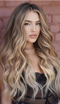 Blonde Carmel Balayage Honey, Latina Blonde Hair Balayage, Carmel Blonde Highlights On Dark Hair, Long Light Brown Hair With Highlights, Natural Level 7 Hair Color, Light Honey Blonde Balayage, Blonde Hair Morenas, Carmel Blonde, Balyage Long Hair