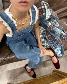 Levi’s Overalls Outfit, Denim Overalls Outfit Aesthetic, Levis Overalls Outfit, Summer Overall Outfits, European Spring Outfits, Levi Overalls, Salon Outfits, Outfit Levis, Shooting Pose