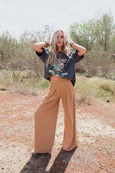 Flow Pants Outfit, Bohemian Wide Leg Pants Outfit, Burnt Orange Flowy Pants Outfit, Boho Style Outfits Casual Bohemian, Palazzo Pants Graphic Tee Outfit, Boho Poses, Boho Palazzo Pants Outfit, Tan Pants Outfit Summer, Boho Outfits Pants