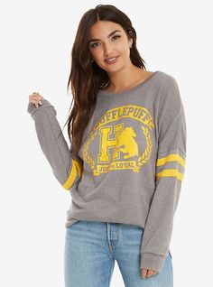 Hufflepuff Traits, Outfit Harry Potter, Sweatshirt Women Outfit, Hufflepuff Stuff, Hufflepuff Outfit, House Aesthetics, Hufflepuff Pride, Sweatshirt Refashion, Hufflepuff House