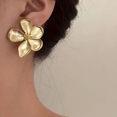 Elegant Office To Cocktail Floral Earrings In Matte Gold Alloy Metal. Lightweight, Pierced. Measurements In Photos New To Poshmark? Use Code Emmiesbling For $10 Off Your First Order! Tags: Retro Vintage Rare Unique 80’s Groovy Pieces 70’s Trendy Vogue Kourtney Kardashian Kendall Jenner Unisex Gorgeous Old Hollywood Vtg Rare Unique Cool Spring Party Sequin Colorful Pride Studio 54 Groovy Disco Colors Hipster Asos Urban Outfitters Free People Anthropologie Trendy Trend Tik Tok Addison Rae London F Disco Colors, Trend Tik Tok, 60s Earrings, Flower Statement Earrings, Trending Earrings, Earrings Aesthetic, Elegant Office, Body Jewelry Piercing, Earring Trends