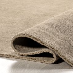 a close up view of an area rug that has been made with wool and linen