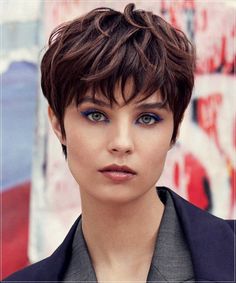 Short Hair and Side Swept Bangs: Classic Elegance Short Hairstyle Women French, French Pixie Haircut, Haircut Styles For Women, Wavy Haircuts, Short Choppy Hair