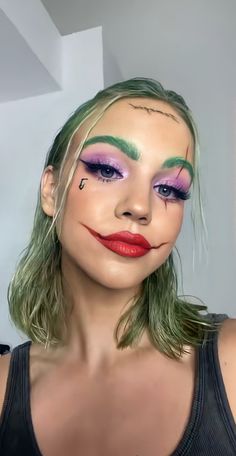 2024 Halloween Makeup, Joker Women Halloween Costume, Joker Makeup Female Easy, Joker Costume Makeup, Joker Costume Girl, Halloween Kostüm Joker, Movie Character Makeup, Joker Halloween Makeup