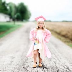 Prek Photoshoot Ideas, Graduation Kindergarten Photography, Kindergarten Grad Photoshoot, K5 Graduation Pictures, Prek Cap And Gown Pictures, Preschool Cap And Gown Pictures