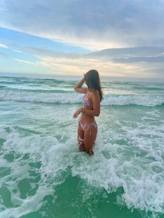 Beach Pictures You Can Take Yourself, Beach Bathing Suit Poses, Cute Summer Instagram Pictures, Single Beach Pictures, Cute Pics To Take At The Beach, One Person Beach Poses, Cute Summer Poses, On The Beach Poses