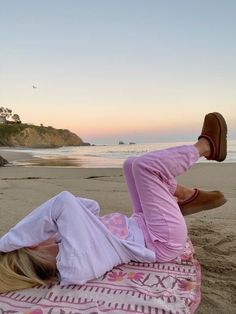 pink outfit | cozy clothes | uggs | pretty blonde | cute outfit | cali beach | summer night Beach Week, Preppy Outfit, Mode Inspo, Instagram Inspo, Beach Aesthetic, Beach Bum, Pink Outfit